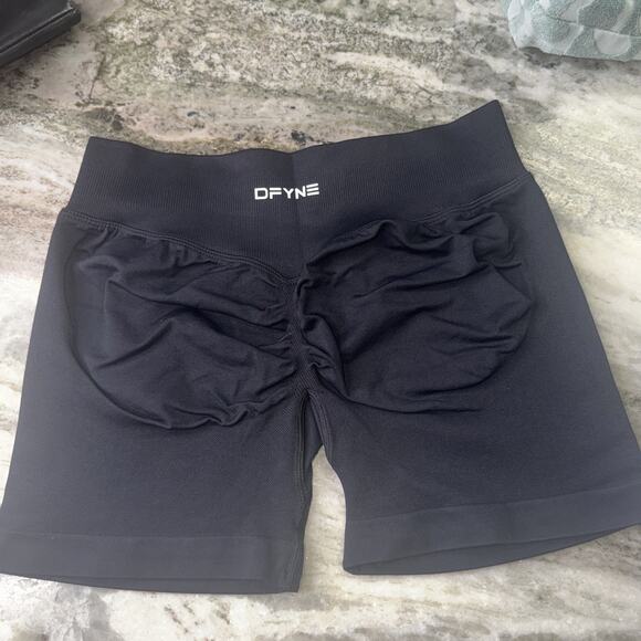 Dfyne Pants - NWOT DFYNE Women's High Stretch 4.5" Dynamic Shorts Black Large (AB8)